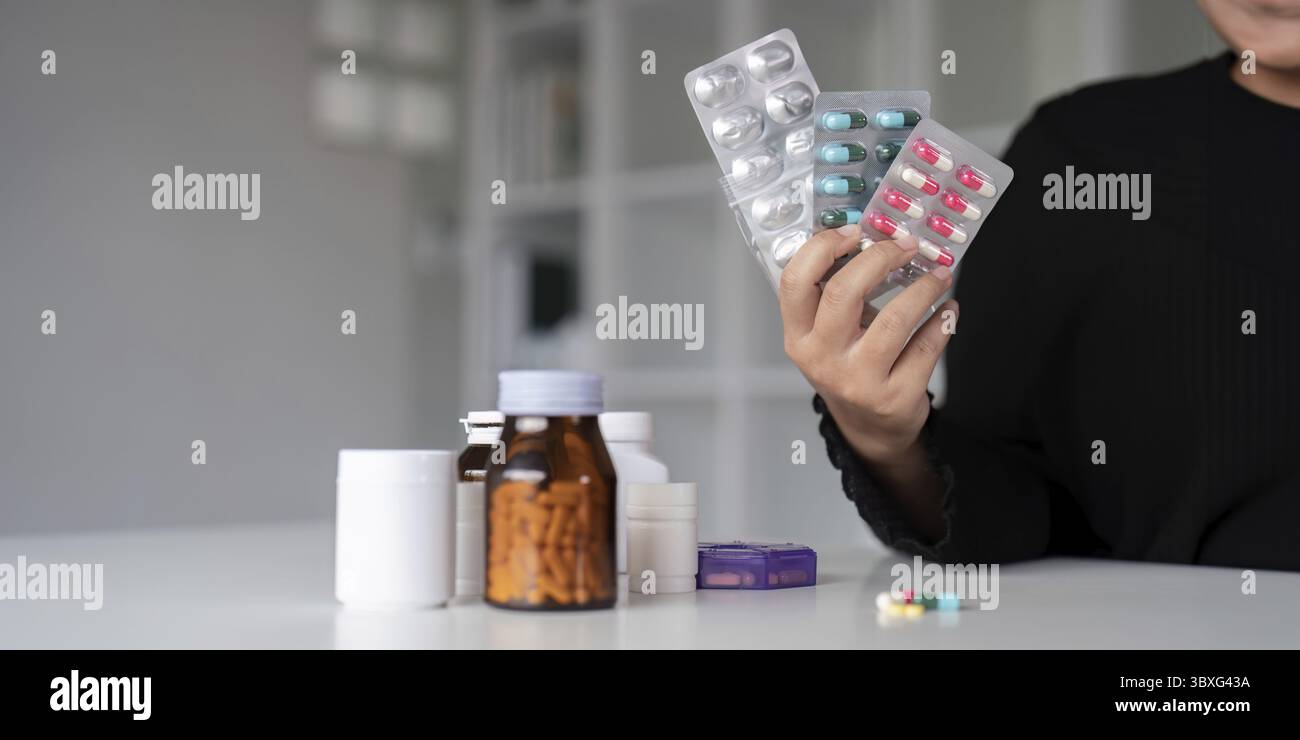 Nahaufnahme einer Frau, die die Pille mit Wasser in der Hand hält. Frauen nehmen Tablette von Kopfschmerzen, Schmerzmittel, Gesundheitswesen, Medizin, Behandlung. Therapiekonzept Stockfoto