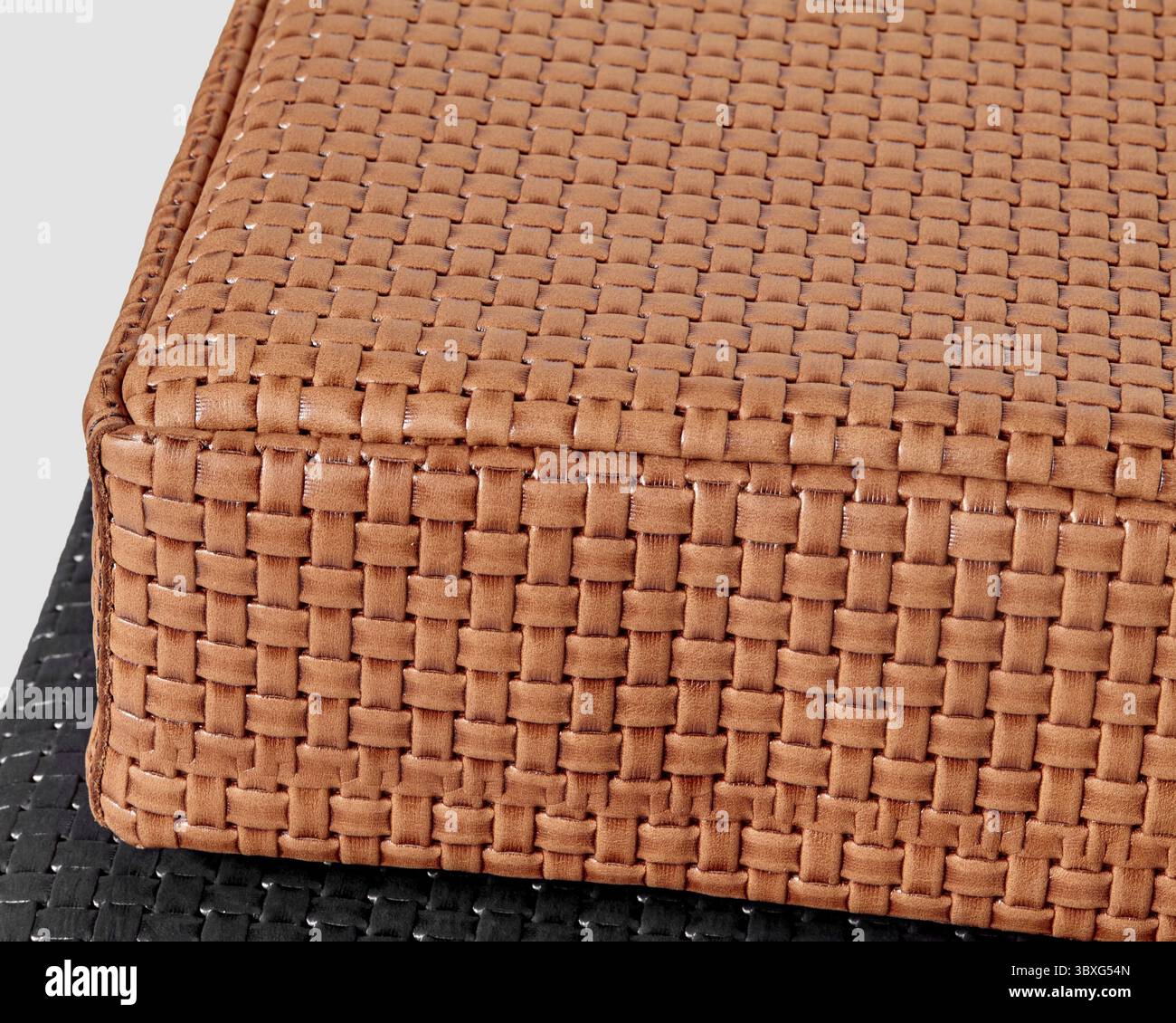Die hellbraune gewebte Lederstruktur sorgt für ein optisch ansprechendes Muster, das Handwerkskunst und hochwertiges Material zum Ausdruck bringt Stockfoto