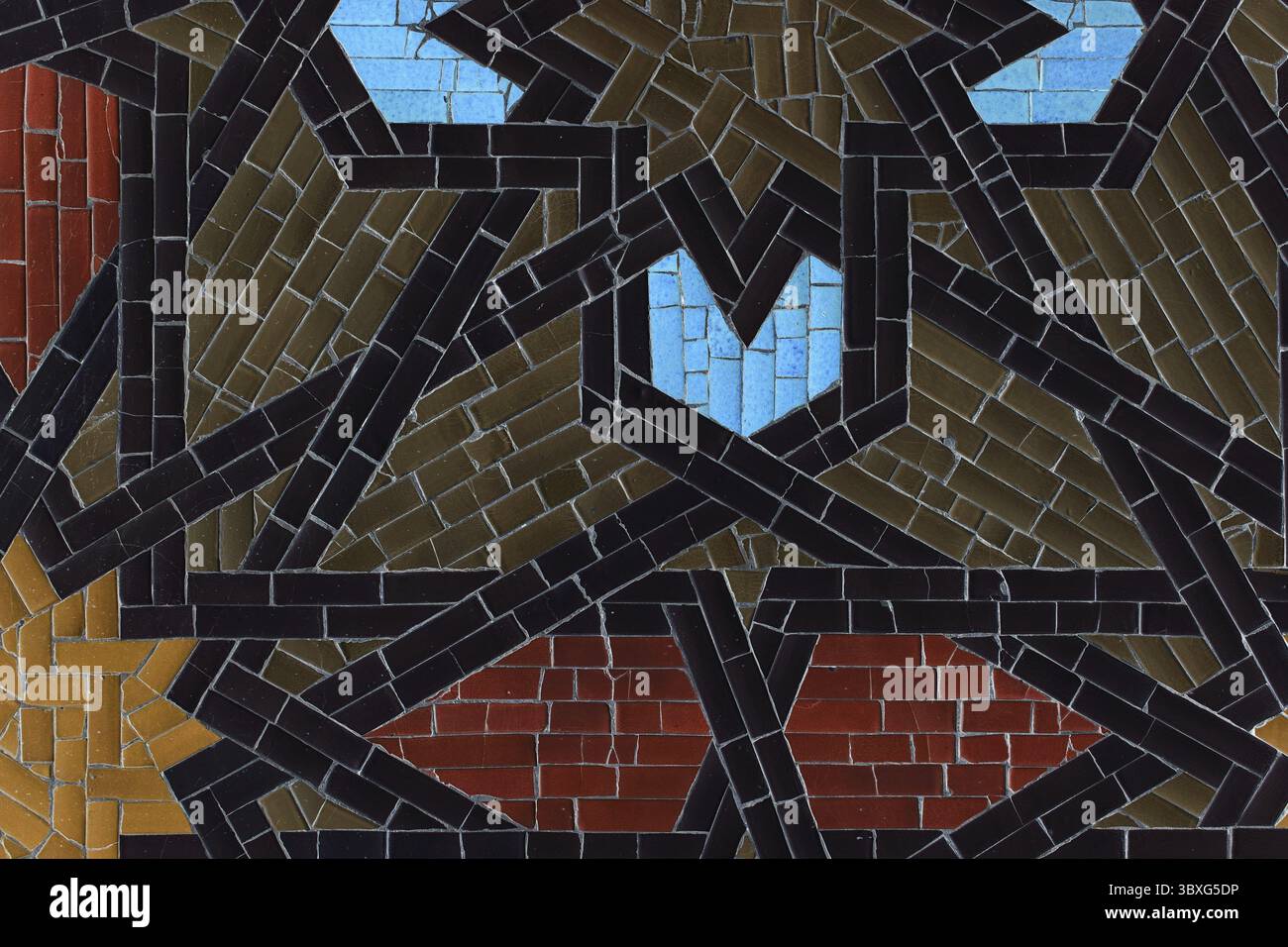 Islamisches Mosaik mit geometrischen Mustern, lebhaften Farben und Symmetrie. Blaue, weiße und rote Fliesen spiegeln Handwerkskunst und kulturelles Erbe wider. Häufig in Mo Stockfoto