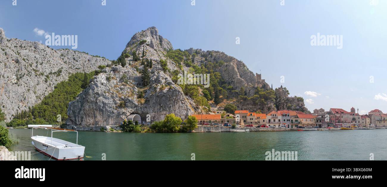 Omis Stadt Kroatien, Küste und Fluss mit Booten, felsige Berge Stockfoto