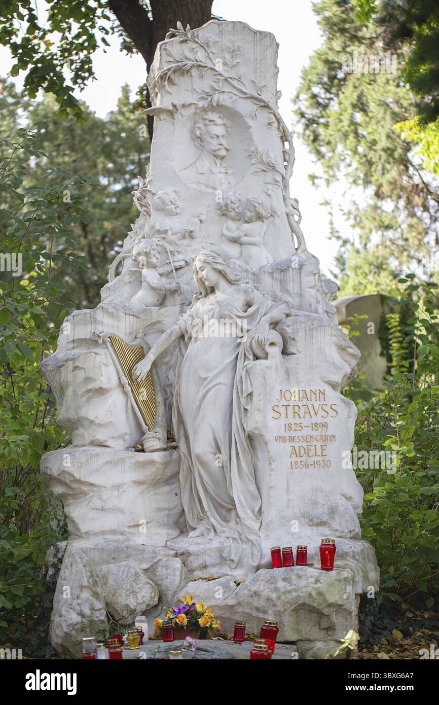 Wien, Österreich - 02. November 2023: Johann Strauss Grab unter Bäumen auf dem Wiener Zentralfriedhof Stockfoto