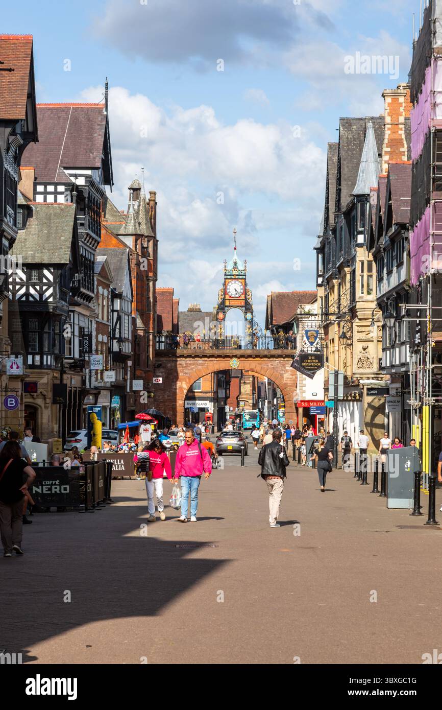 Fußgängerzone im Stadtzentrum von Chester, Cheshire, Großbritannien. 2025 Stockfoto