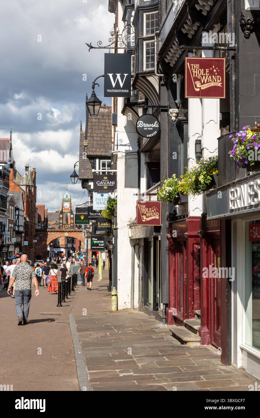 Fußgängerzone im Stadtzentrum von Chester, Cheshire, Großbritannien. 2025 Stockfoto