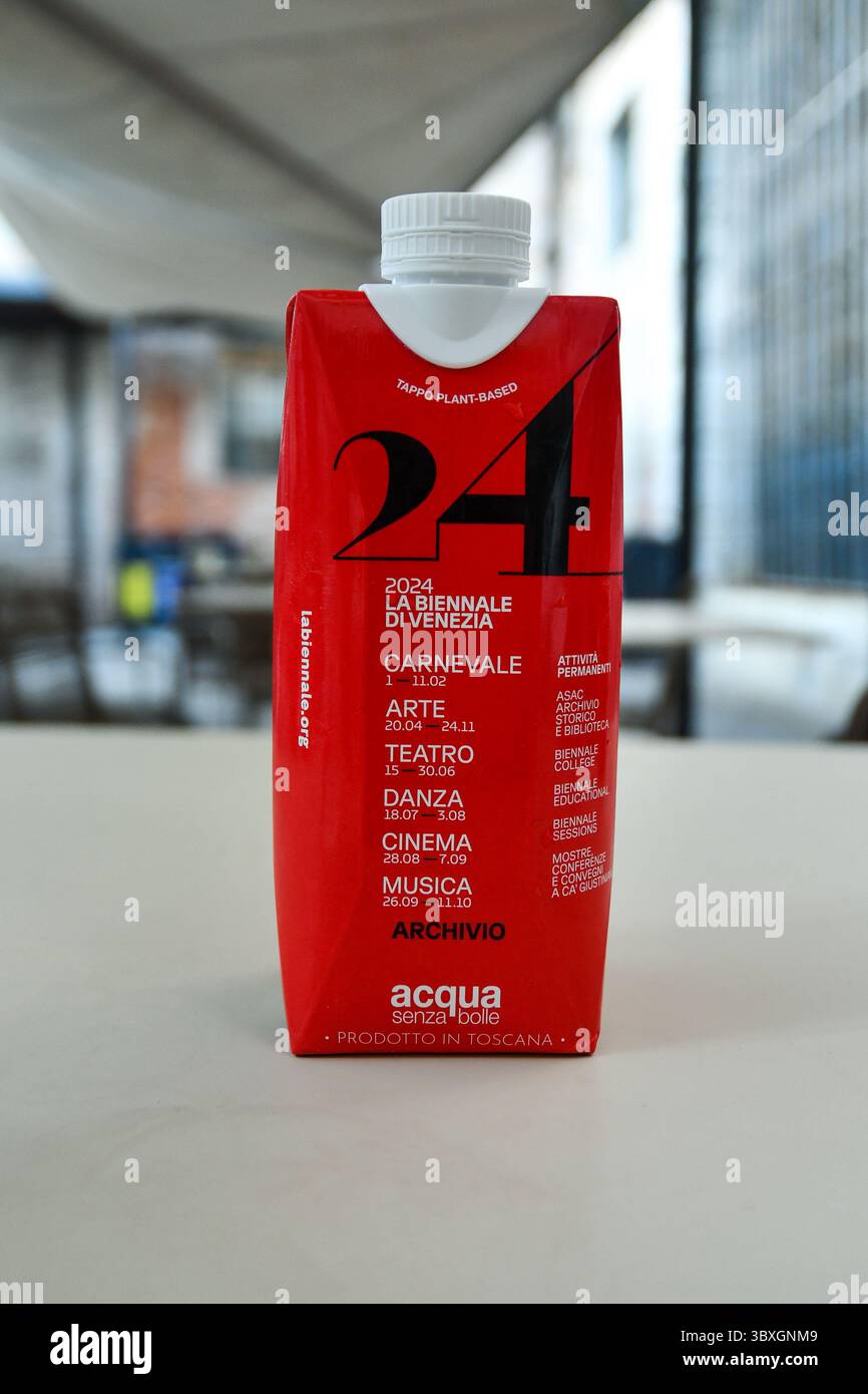 Sonderausgabe Backsteinwasser für die Kunstbiennale von Venedig 2024, Venedig, Venetien, Italien Stockfoto