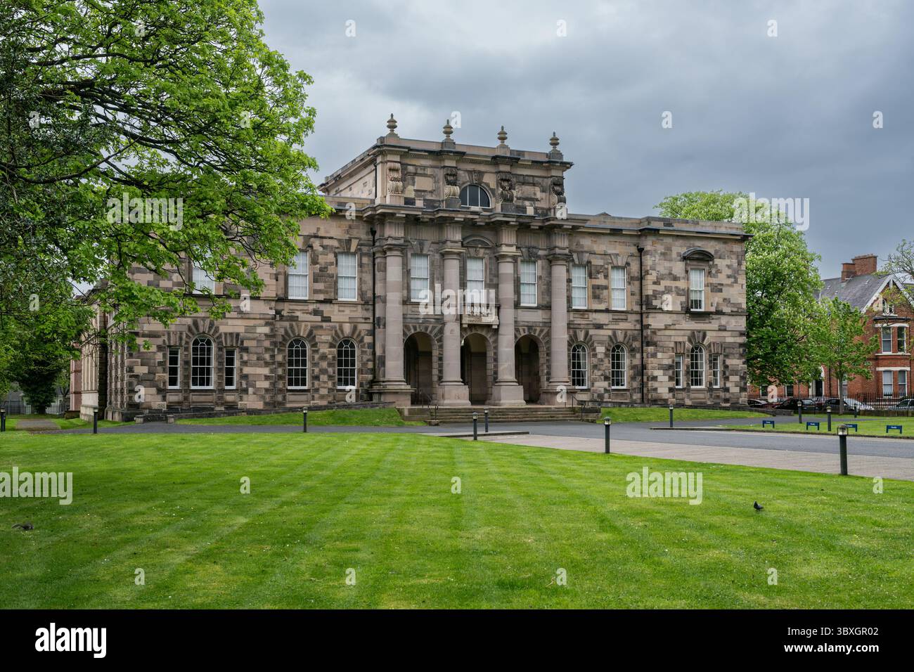 Ein feierlicher Blick auf das Union Theological College in Belfast, Nordirland, fotografiert an einem bewölkten Tag, der den gotischen architektonischen Stil A unterstreicht Stockfoto