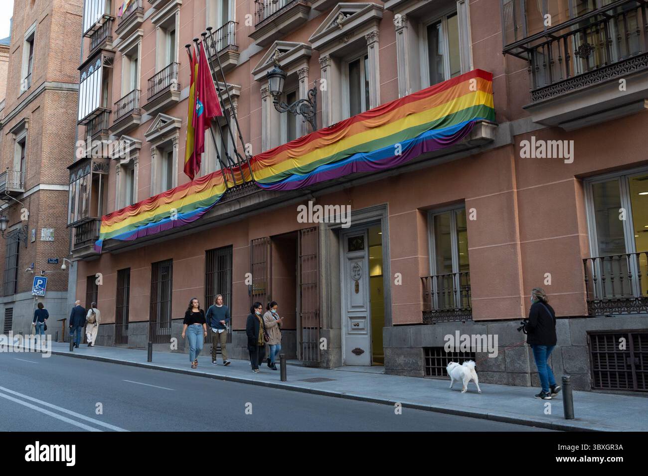 5. Oktober 2021, Madrid, Gemeinde Madrid, Spanien: Die Menschen laufen entlang der Calle Mayor vor dem Gemeindegebäude Junta Distrito Centro im Stadtteil Centro von Madrid, Spanien. (Foto: © Paul Christian Gordon/ZUMA Press Wire) Stockfoto