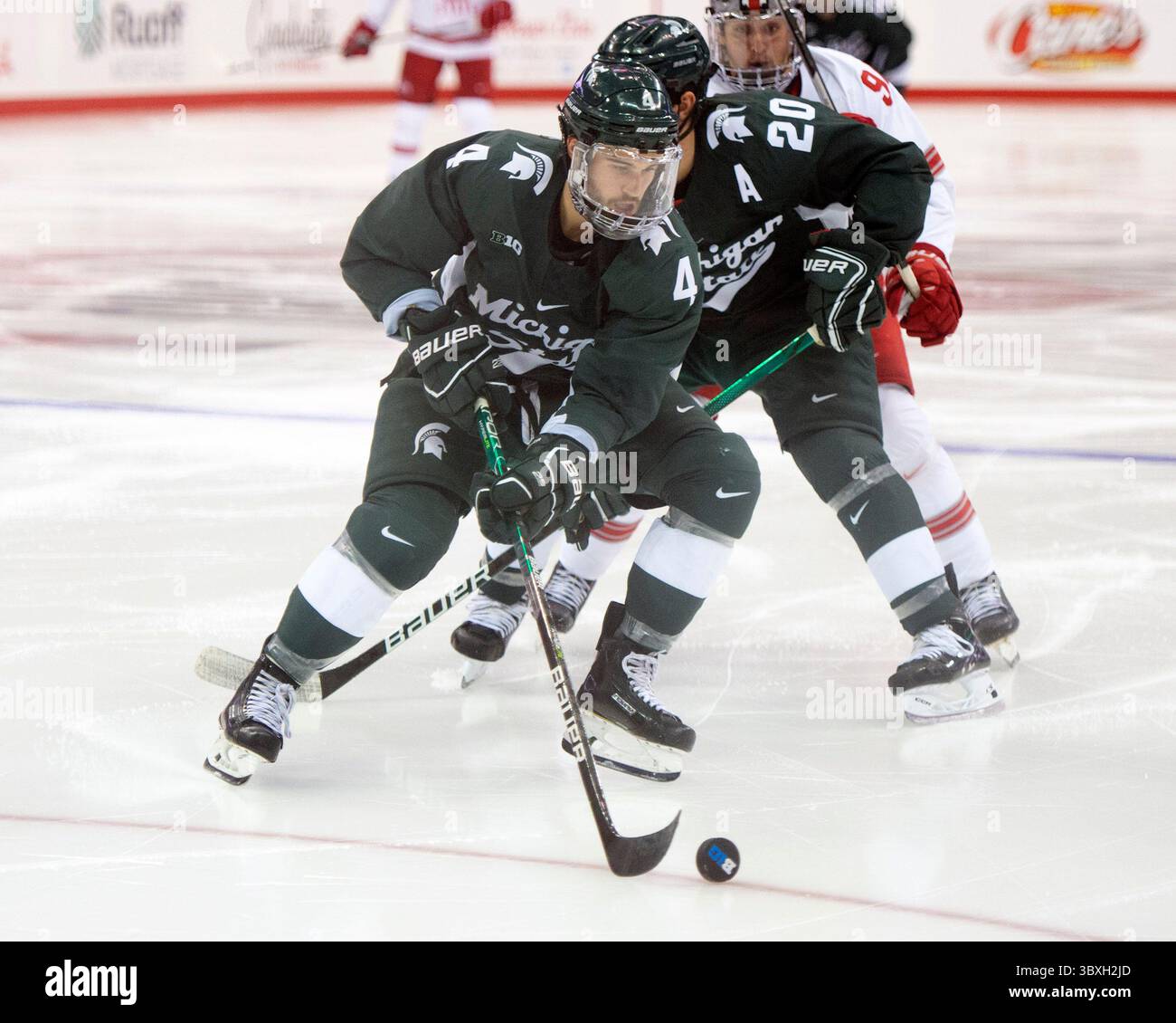 30. Oktober 2021: Nash Nienhuis (4), Verteidiger des Bundesstaates Michigan, spielt in Columbus (Ohio) gegen Ohio State. Brent Clark/CSM(Bild: &Copy; Brent Clark/CSM via ZUMA Wire) Stockfoto