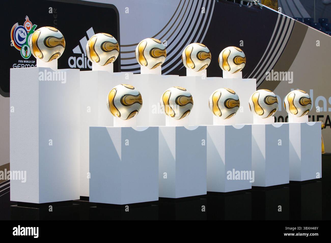 Fußballbälle mit den Namen der Kandidaten für die FIFA-Weltmeisterschaft werden während des Goldenen Balls von Adidas am 6. Juli 2006 in Berlin gezeigt. Nur redaktionelle Verwendung. Kommerzielle Nutzung verboten. (Foto: Jonathan Paul Larsen / Diadem Images) Stockfoto