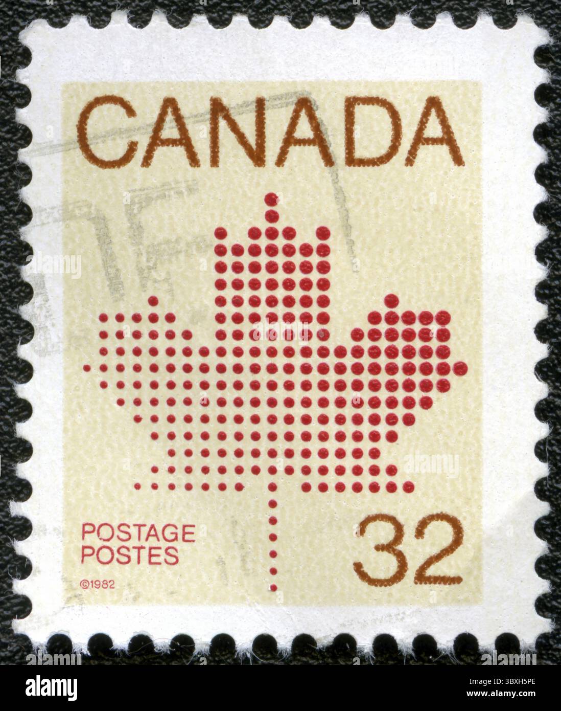 KANADA - UM 1982: Ein in Kanada gedruckter Stempel zeigt Maple Leaf, ein Symbol Kanadas, um 1982 Stockfoto