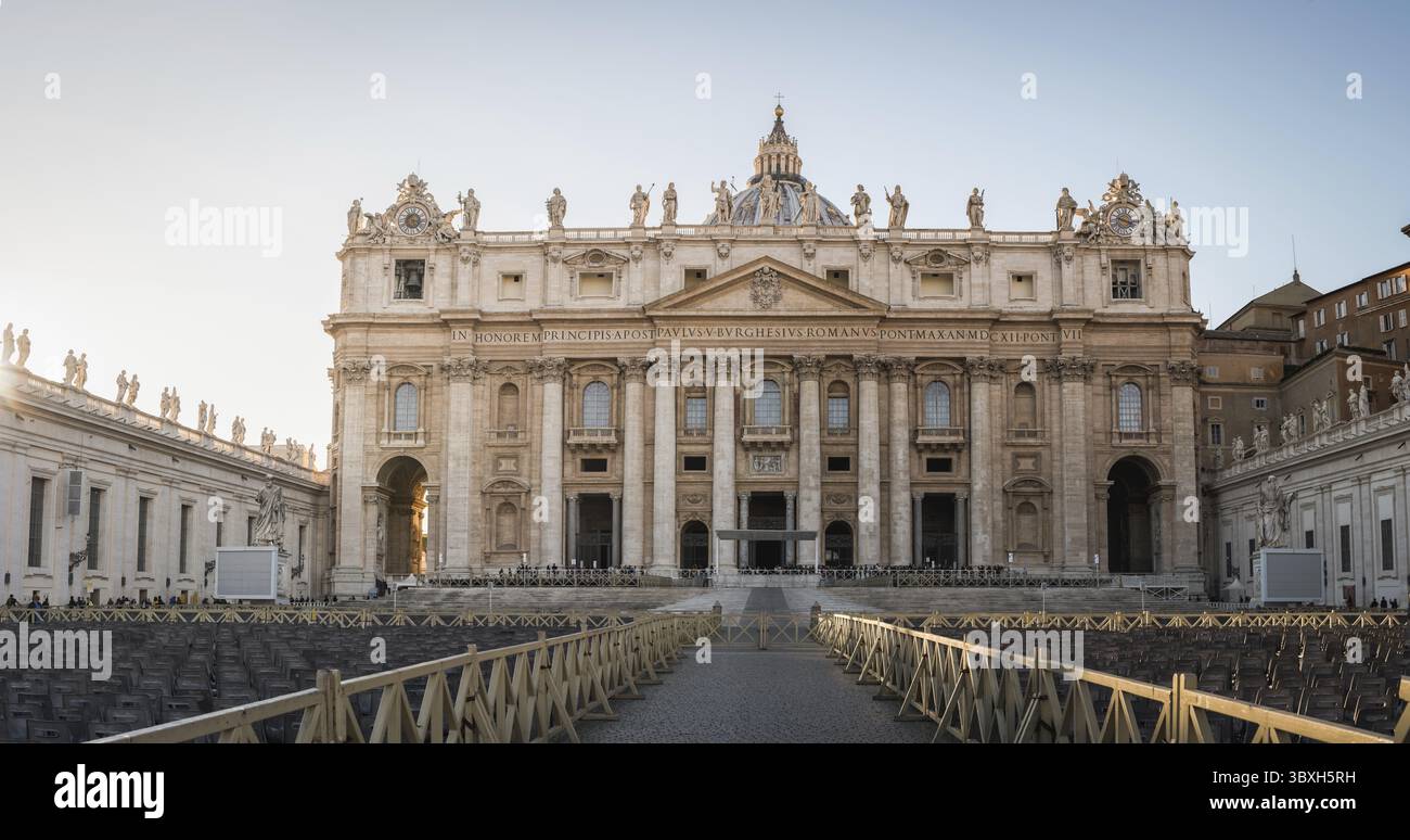Gigantisches Panorama des Vatikans an einem schönen sonnigen Tag vor einer Veranstaltung Stockfoto
