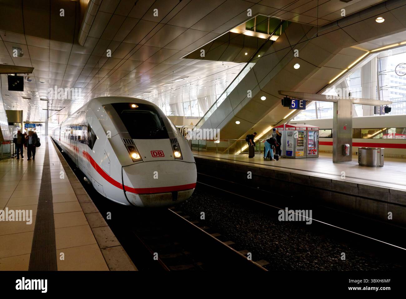 Frankfurt, Deutschland – 12. September 2024 – Hochgeschwindigkeitszug im Frankfurter Flughafenbahnhof. Ein deutscher ICE-Hochgeschwindigkeitszug, der von der Deutschen Bahn betrieben wird. Stockfoto