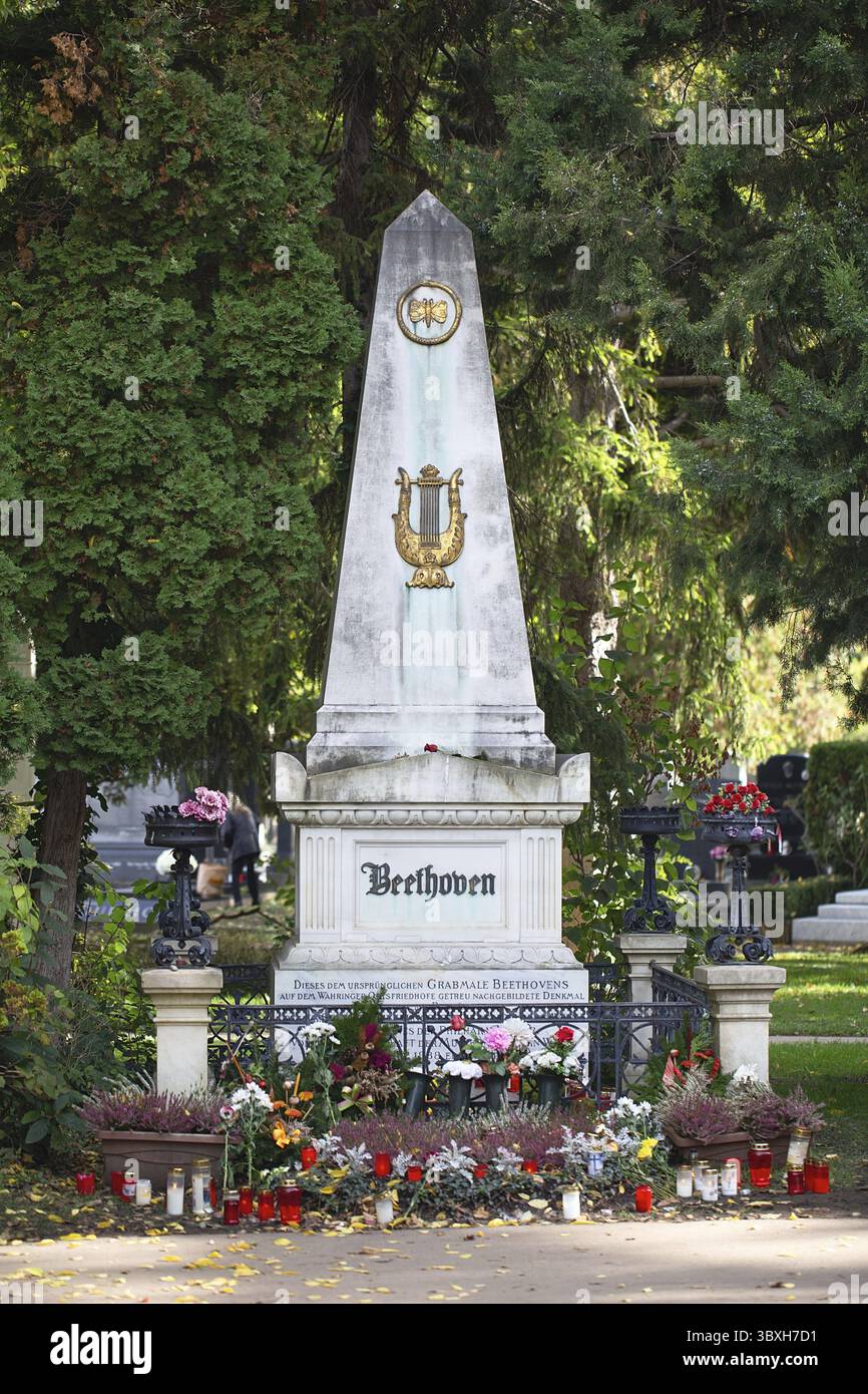 Wien, Österreich - 02. November 2023: Beethovens Grab unter Bäumen auf dem Wiener Zentralfriedhof Stockfoto