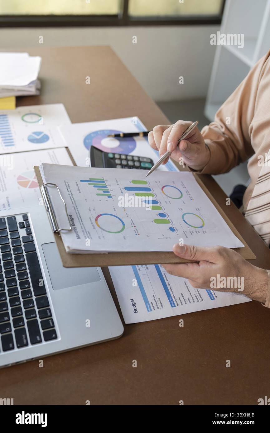 Geschäftsanalysebericht Visualisierung von Unternehmensdaten professionelle Umgebung aus nächster Nähe strategische Erkenntnisse Stockfoto