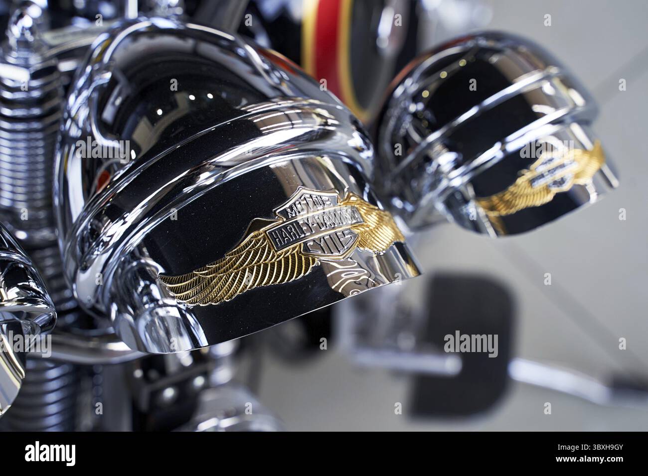 Lviv, Ukraine – 5. Mai 2022: Logo von Harley-Davidson, Inc., einem amerikanischen Motorradhersteller auf einem Motorradscheinwerfer Stockfoto