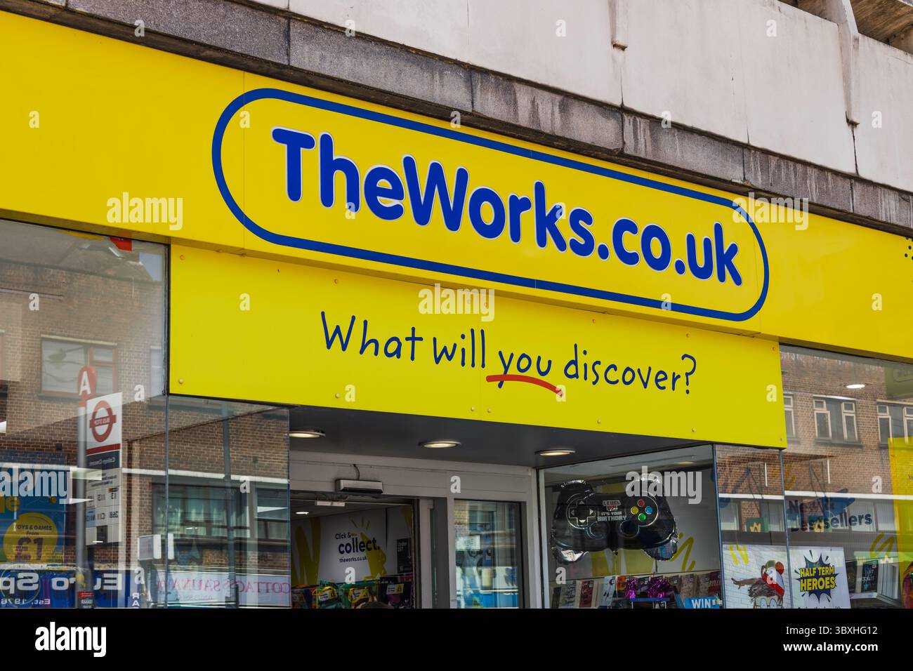 Helle gelbe TheWorks.co.uk-Storefront an der britischen Hauptstraße. London, UK, 2. Juni 2024 Stockfoto
