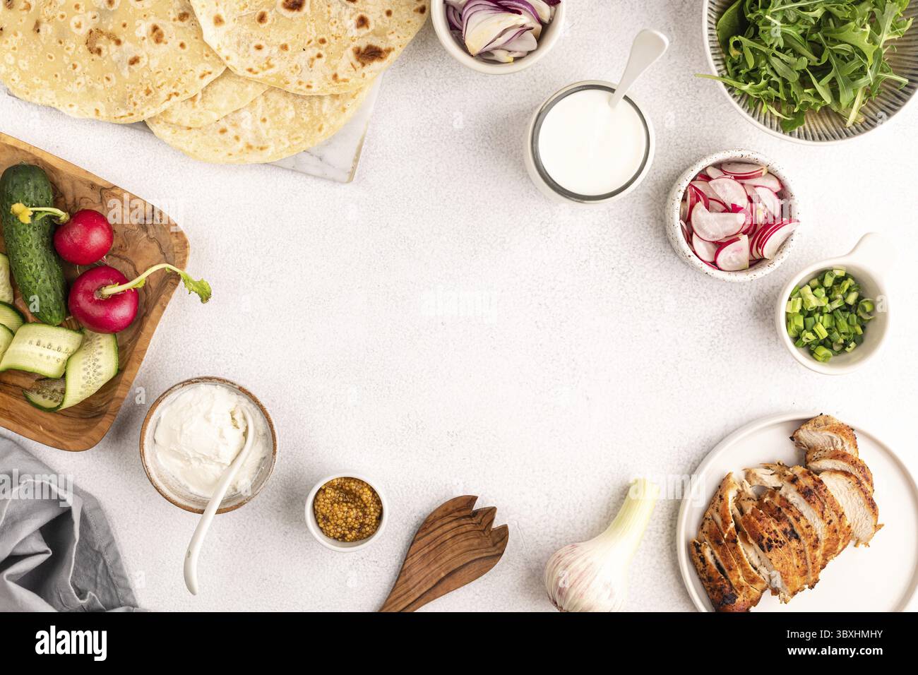 Lebensmittel, Rezept Schritt 3. Gebratenes Hühnchen, Rucola, Gurke ...