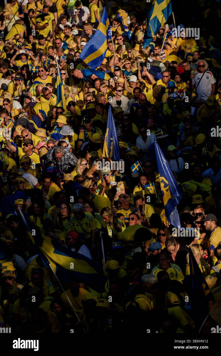 Zürich, Schweiz. Juli 2025. Zürich, Schweiz, 17. Juli 2025: Schweden Fans vor dem Viertelfinale der UEFA Womens EURO 2025 zwischen Schweden und England im Stadion Letzigrund in Zürich. (Pedro Porru/SheKicks/SPP) Credit: SPP Sport Press Photo. /Alamy Live News Stockfoto