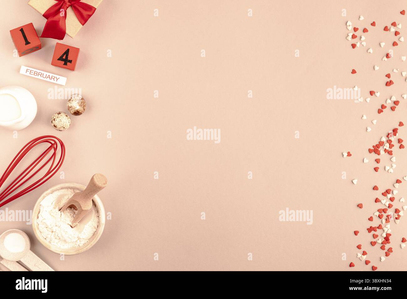 Lebensmittel, Rahmen mit Zutaten zum Backen auf beruhigendem korallenfarbenem Hintergrund. Kochen flach liegend mit Kopierraum. Draufsicht Stockfoto