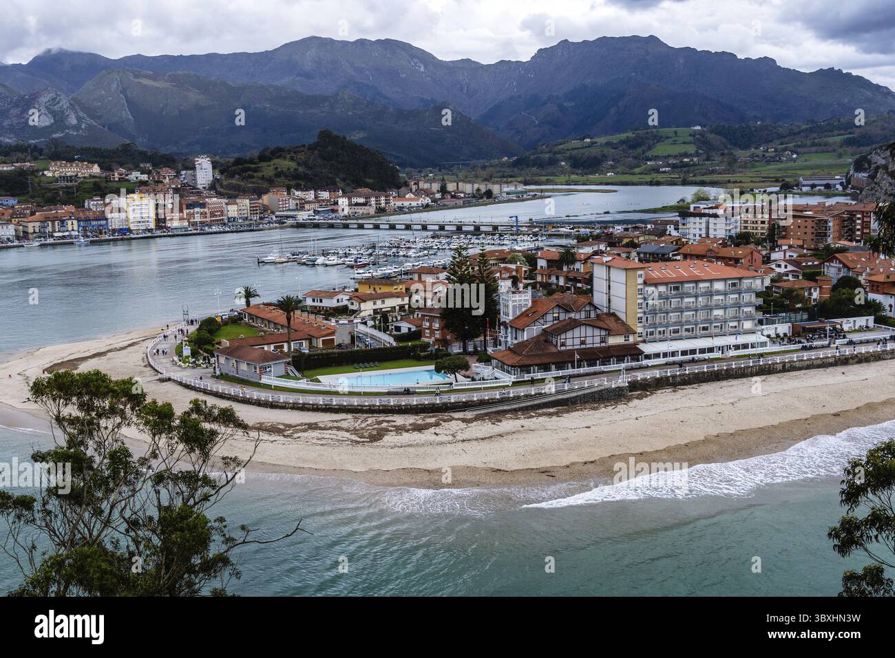 Panoramablick auf die schöne Stadt Ribadesella in Asturien, Spanien Stockfoto