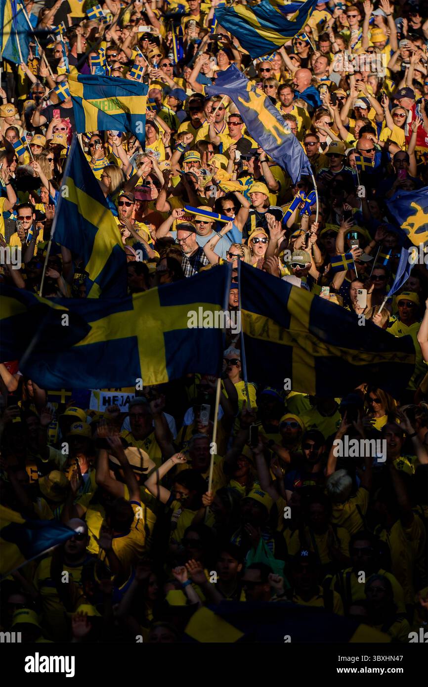 Zürich, Schweiz. Juli 2025. Zürich, Schweiz, 17. Juli 2025: Schweden Fans vor dem Viertelfinale der UEFA Womens EURO 2025 zwischen Schweden und England im Stadion Letzigrund in Zürich. (Pedro Porru/SheKicks/SPP) Credit: SPP Sport Press Photo. /Alamy Live News Stockfoto