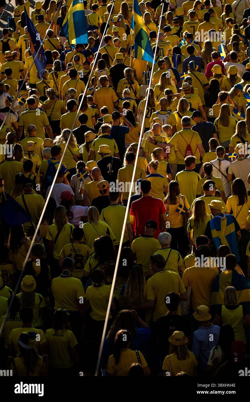 Zürich, Schweiz. Juli 2025. Zürich, Schweiz, 17. Juli 2025: Schweden Fans vor dem Viertelfinale der UEFA Womens EURO 2025 zwischen Schweden und England im Stadion Letzigrund in Zürich. (Pedro Porru/SheKicks/SPP) Credit: SPP Sport Press Photo. /Alamy Live News Stockfoto