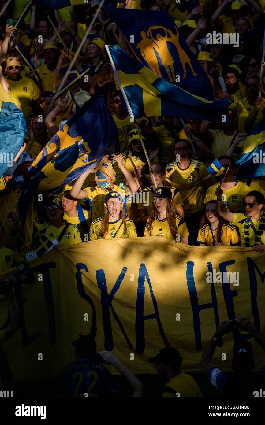 Zürich, Schweiz. Juli 2025. Zürich, Schweiz, 17. Juli 2025: Schweden Fans vor dem Viertelfinale der UEFA Womens EURO 2025 zwischen Schweden und England im Stadion Letzigrund in Zürich. (Pedro Porru/SheKicks/SPP) Credit: SPP Sport Press Photo. /Alamy Live News Stockfoto