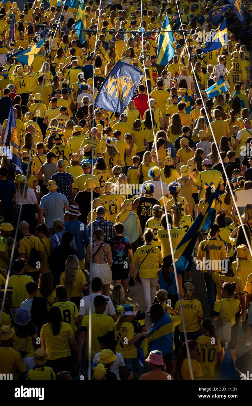 Zürich, Schweiz. Juli 2025. Zürich, Schweiz, 17. Juli 2025: Schweden Fans vor dem Viertelfinale der UEFA Womens EURO 2025 zwischen Schweden und England im Stadion Letzigrund in Zürich. (Pedro Porru/SheKicks/SPP) Credit: SPP Sport Press Photo. /Alamy Live News Stockfoto