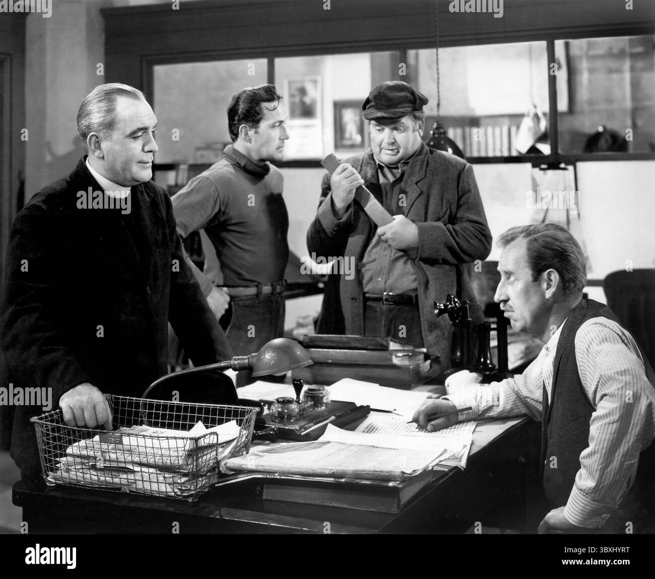 21. Juni 2020, USA: Pat O'Brien, Frank Ferguson (l-r im Vordergrund), Charles Kemper, Don Haggerty (l-r Hintergrund), am Set des Films, ''Fighting Father Dunne'', Foto von Caston Longet, RKO Radio Pictures, 1948 (Credit Image: © JT Vintage/Glasshouse Via ZUMA Press Wire) Stockfoto