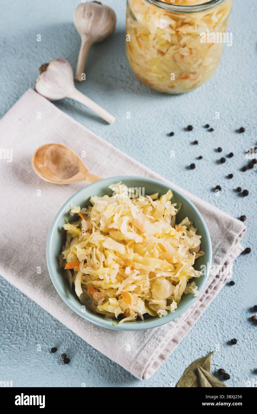 Essen, hausgemachter, fermentierter Kohl in einer Schüssel auf dem Tisch, vertikal betrachtet Stockfoto