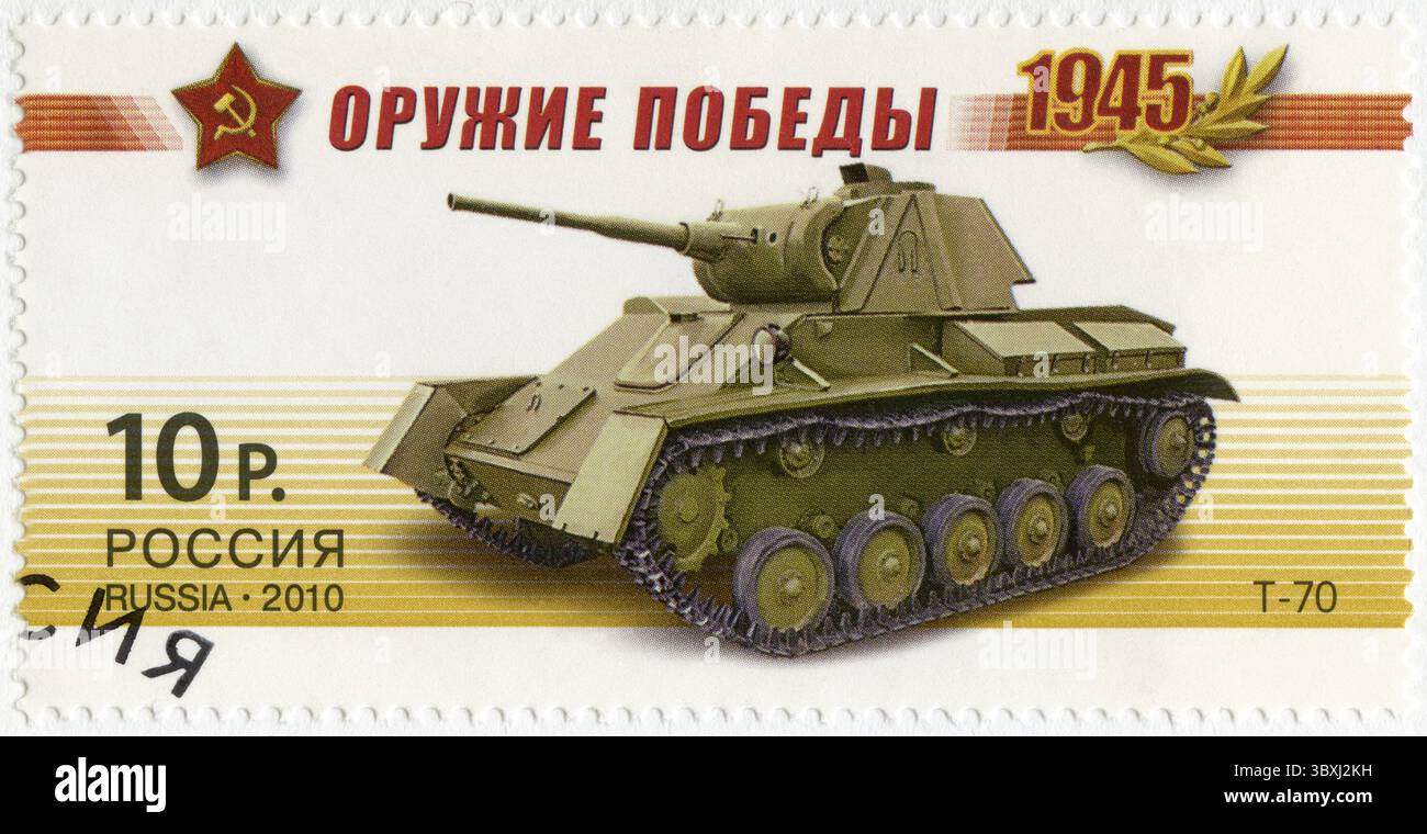 RUSSLAND - UM 2010: Eine in Russland gedruckte Briefmarke zeigt T-70 Leichtpanzer, Serienwaffe des Sieges, Panzer, den 65. Jahrestag des Sieges in der Grea Stockfoto