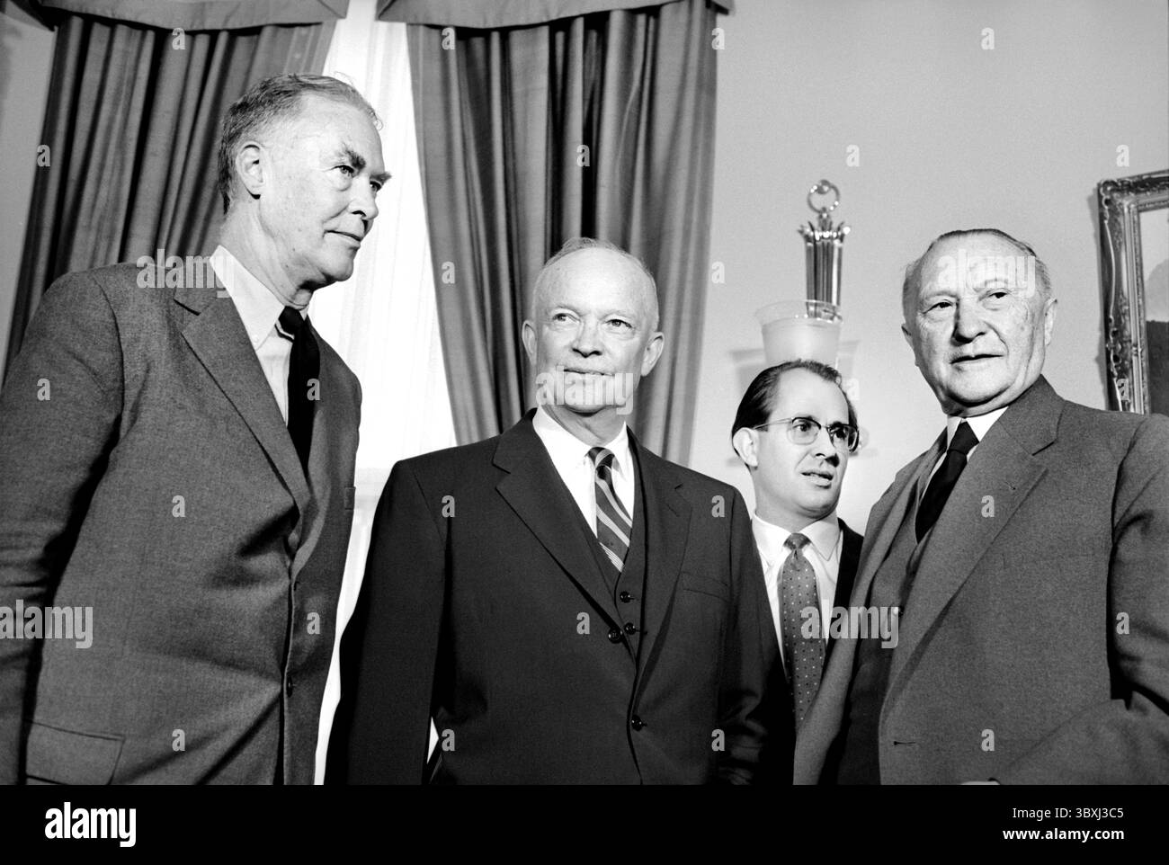 27. Mai 1959, Washington, District of Columbia, USA: Bundeskanzler Konrad Adenauer (rechts) mit US-Präsident Dwight Eisenhower (Mitte) im Weißen Haus. US News & World Report Magazine Collection. (Kreditbild: © JT Vintage via ZUMA Press Wire) Stockfoto