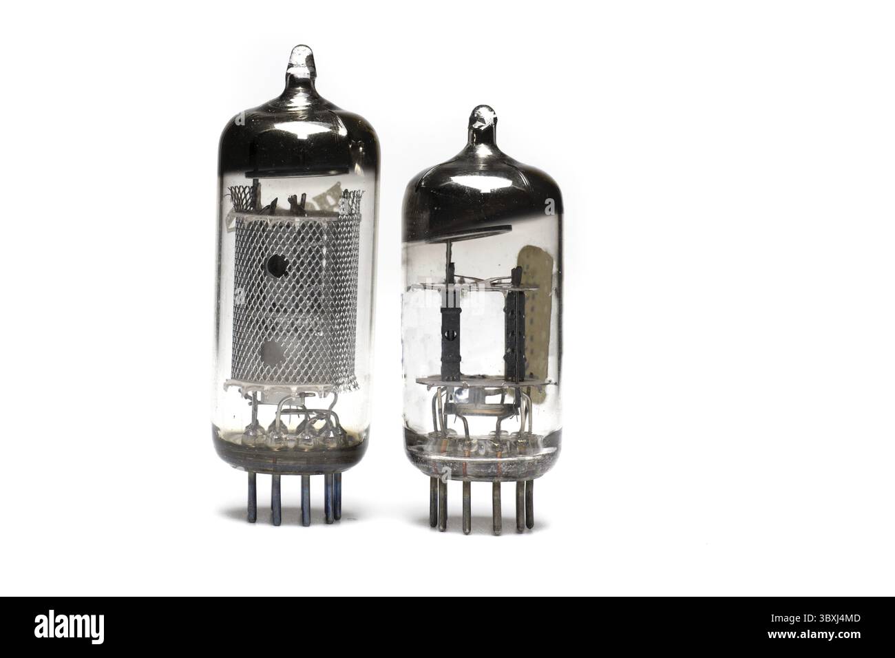 Nahaufnahme von zwei alten Vintage-Retro-Radioröhren alte Komponenten veralteter Radios auf weißem Hintergrund als Konzept für veraltete Technologie Stockfoto