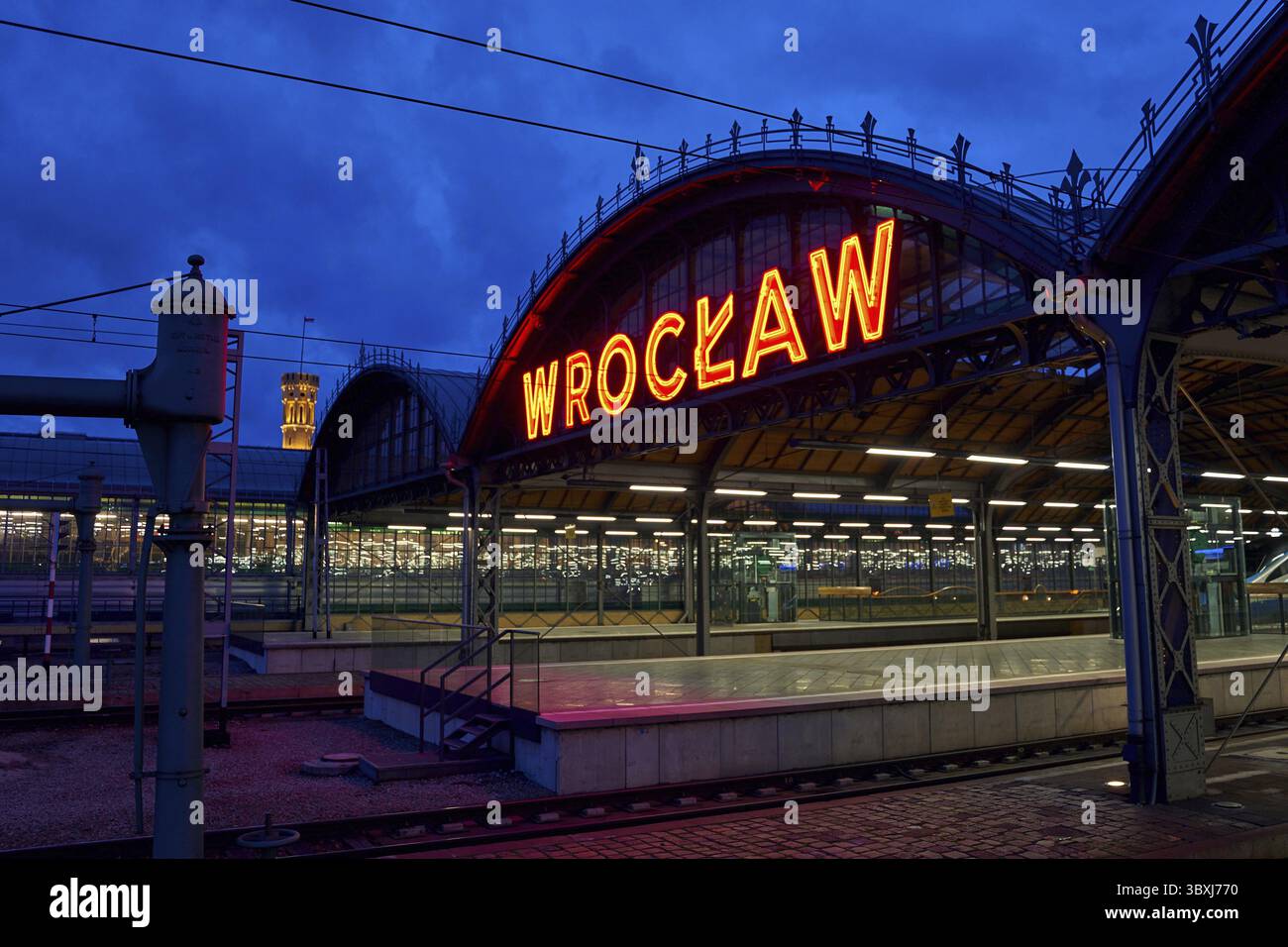 Breslau, Polen, 2. Januar 2019: Bahnsteig des Bahnhofs Breslau Glowny in der Abenddämmerung Stockfoto