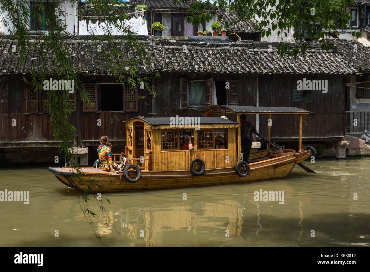 18. Mai 2013, Wuzhen, Provinz Zhejiang, China: Touristen in einem traditionellen Holzboot auf dem Kanal in Dong Zhu oder East Wuzhen, der Wasserstadt Chinas. (Kreditbild: © Jon G. Fuller/VW Pics via ZUMA Press Wire) Stockfoto