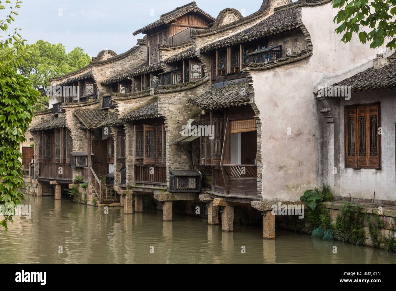 19. Mai 2013, Wuzhen, Provinz Zhejiang, China: Traditionelle Architektur in alten Wohnungen entlang des Kanals in der Wasserstadt Wuzhen, China. (Kreditbild: © Jon G. Fuller/VW Pics via ZUMA Press Wire) Stockfoto