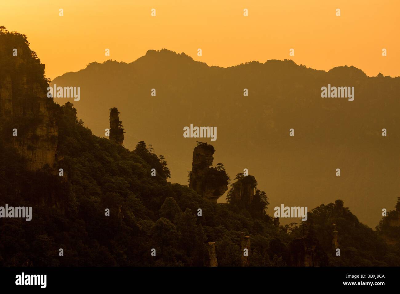 22. Mai 2013, Zhanjiajie, Provinz Hunan, China: Silhouetten des Märchenspenders im Tianzi Mountain Area, Zhangjiajie National Forest Park, China. (Kreditbild: © Jon G. Fuller/VW Pics via ZUMA Press Wire) Stockfoto