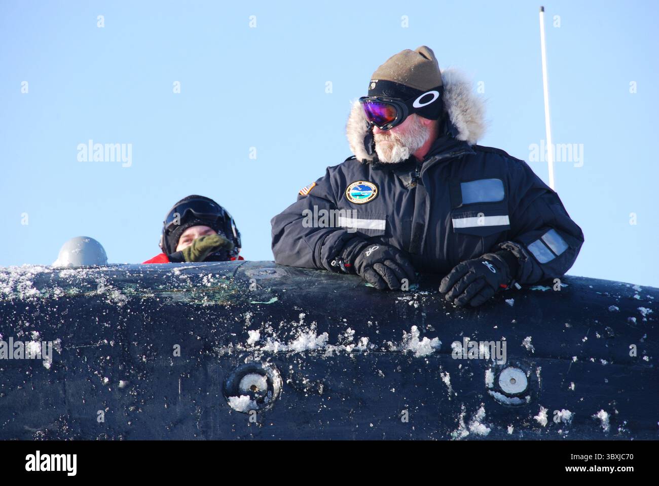 19. März 2011 - auf See - Angewandte Physik Laboratory Eisstation Wissenschaftler entfernen Eis aus der Luke des Schnellangriffs-U-Bootes USS Connecticut der USN Seawolf-Klasse während der Übung ICEX am 19. März 2011 im Arktischen Ozean. (Kreditbild: © Christy Hagen/Via ZUMA Wire) Stockfoto