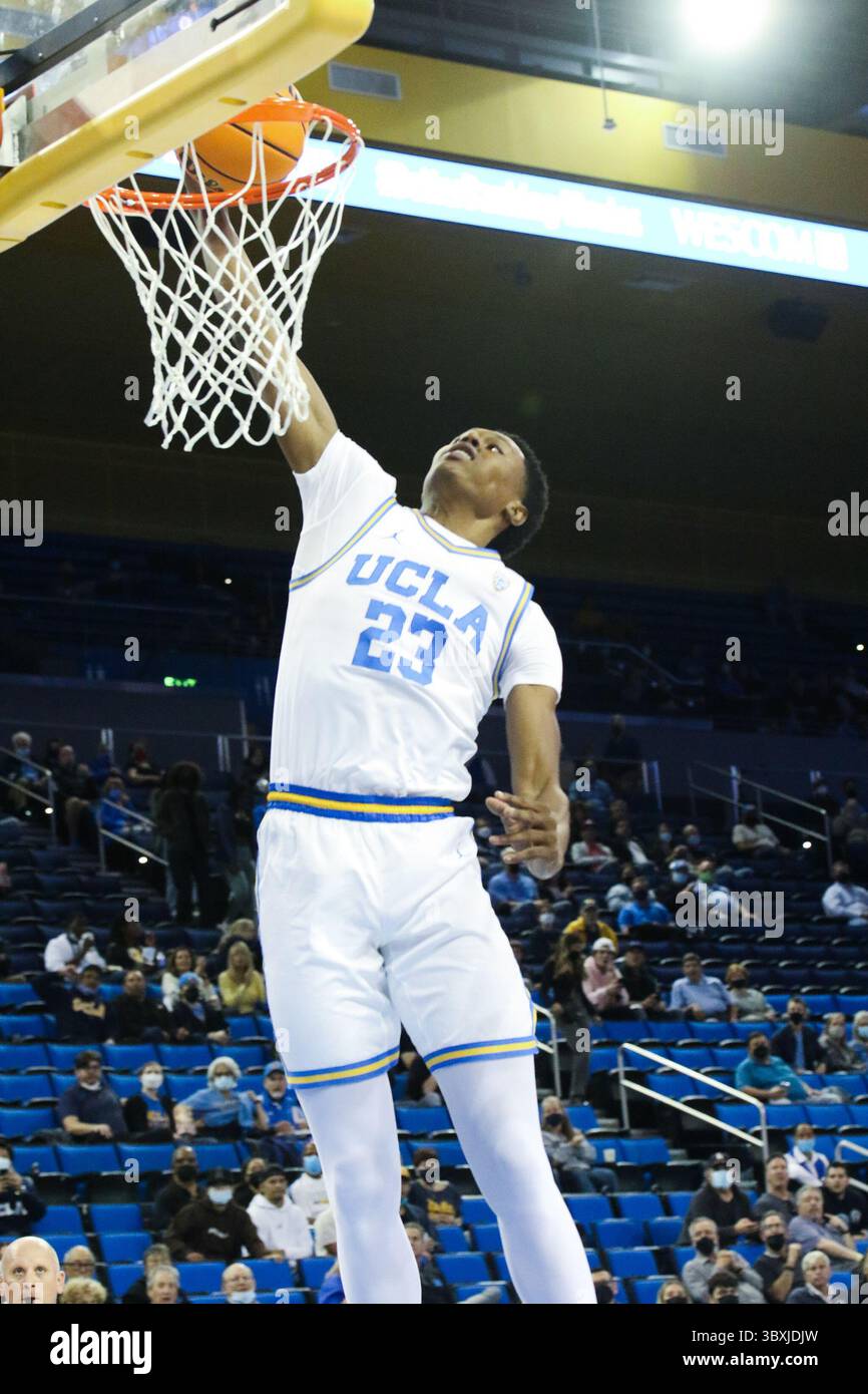 4. November 2021, Westwood, Kalifornien, USA: Bruins Peyton Watson nimmt an diesem unbestrittenen Slam Dunk Teil und trifft während des Wettbewerbs, als der Gastgeber UCLA Bruins am Donnerstag, den 4. November 2021 im Pauley Pavilion in Westwood, Kalifornien, die besuchenden Chico State Wildcats 100-61 besiegt. BURT HARRIS/PI (Bild: © Prensa Internacional Via ZUMA Press Wire) Stockfoto