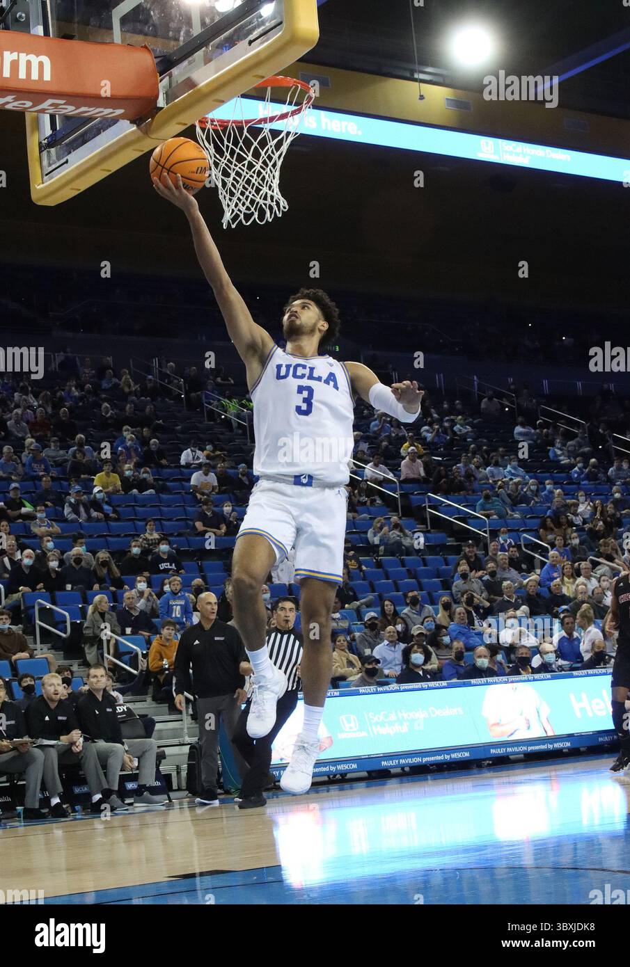 4. November 2021, Westwood, Kalifornien, USA: Bruins Johnny Juzang macht sich für dieses unangefochtene Layup ein und trifft während des Wettbewerbs, als der Gastgeber UCLA Bruins am Donnerstag, den 4. November 2021 im Pauley Pavilion in Westwood, Kalifornien, die Besuchenden Chico State Wildcats 100-61 besiegt. BURT HARRIS/PI (Bild: © Prensa Internacional Via ZUMA Press Wire) Stockfoto