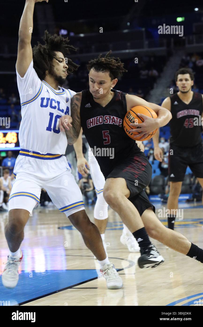 4. November 2021, Westwood, Kalifornien, USA: Bruins Tyger Campbell spielt während des Wettbewerbs gegen Wildcats Isaiah Brooks, als der Gastgeber UCLA Bruins am Donnerstag, den 4. November 2021 im Pauley Pavilion in Westwood, Kalifornien, die besuchenden Chico State Wildcats 100-61 besiegt. BURT HARRIS/PI (Bild: © Prensa Internacional Via ZUMA Press Wire) Stockfoto