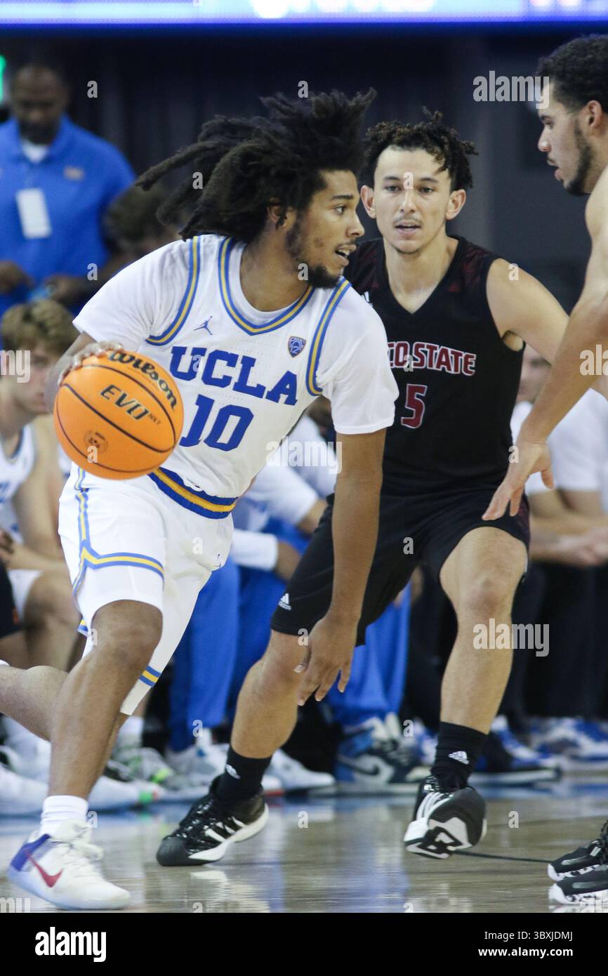 4. November 2021, Westwood, Kalifornien, USA: Wildcats Isaiah Brooks spielt während des Wettkampfes eine harte Verteidigung gegen Bruins Tyger Campbell, als der Gastgeber UCLA Bruins am Donnerstag, den 4. November 2021 im Pauley Pavilion in Westwood, Kalifornien, gegen die besuchenden Chico State Wildcats 100-61 kämpft. BURT HARRIS/PI (Bild: © Prensa Internacional Via ZUMA Press Wire) Stockfoto