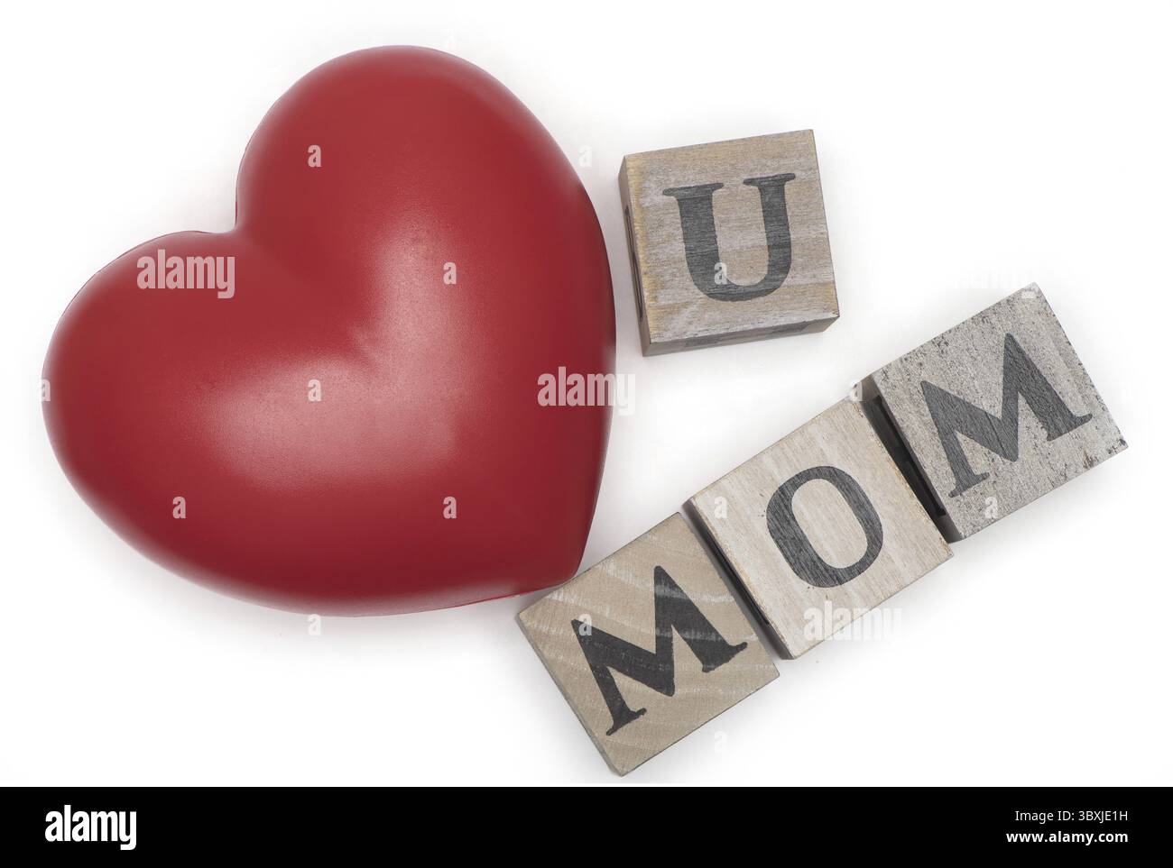 Ein großes rotes Herz neben einem hölzernen Buchstabenwürfel, der Mutter isoliert auf weißem Hintergrund als Konzept für Mutter Liebe und Muttertag zeigt Stockfoto