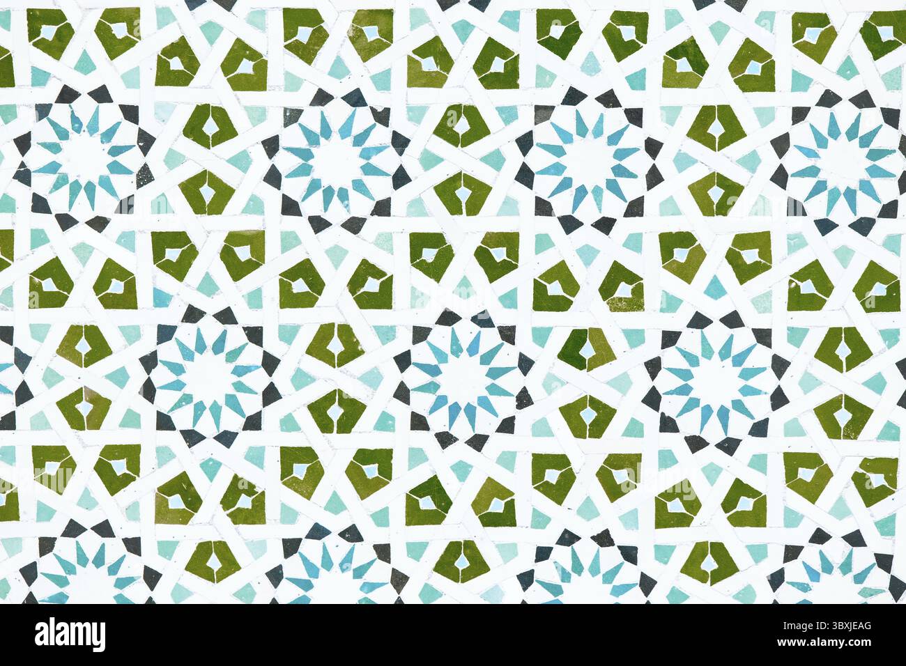 Ein detailliertes islamisches geometrisches Mosaik mit lebhaften Farben und symmetrischen Mustern. Das Design zeigt traditionelle Arabesken-Motive mit Sternscha Stockfoto