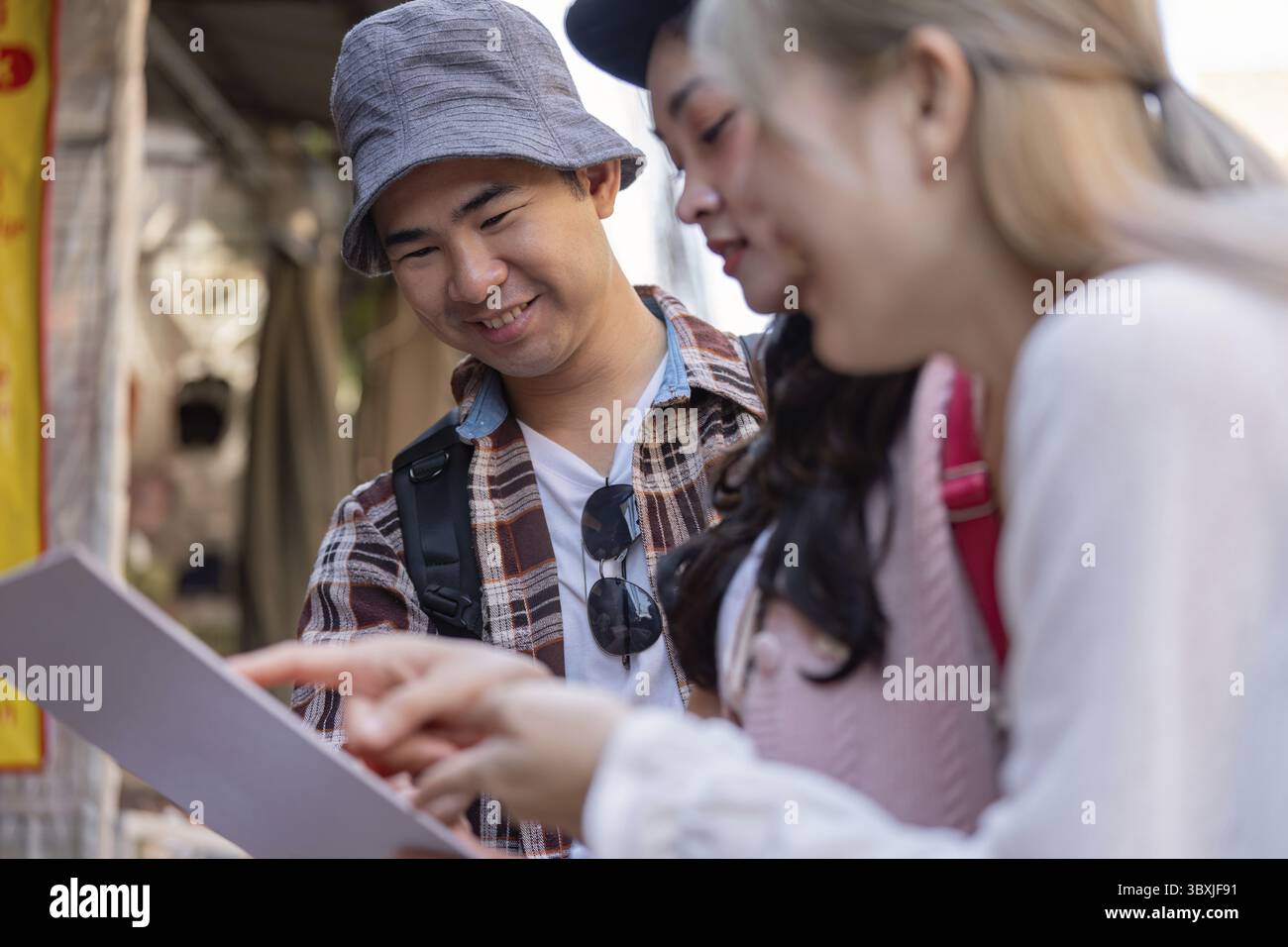 Neue Reiseziele mit Freunden Reiseabenteuer in einem pulsierenden Markt, eine einnehmende Atmosphäre und freudige Momente Stockfoto