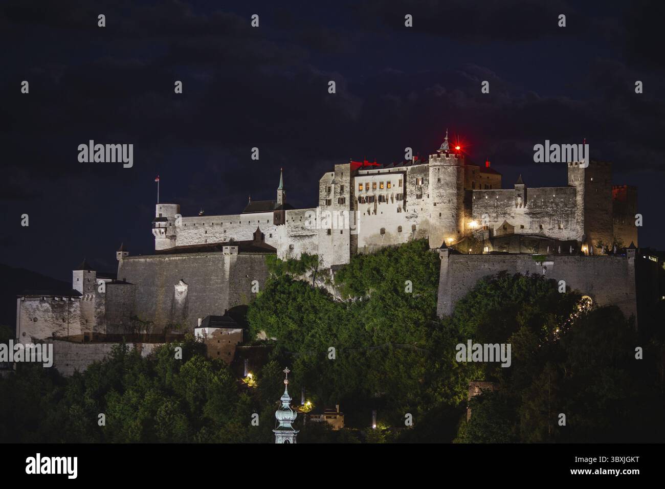Salzburg, ÖSTERREICH - 31. Juli 2023: Wunderschöner Blick auf Salzburg bei Nacht. Nachtleben in der Stadt Stockfoto