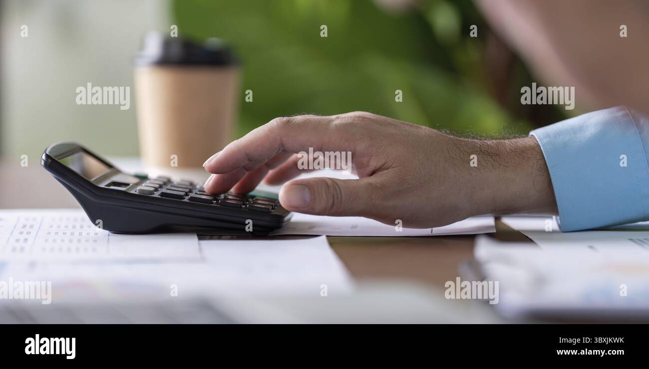 Geschäftsberechnungstechniken für Finanzplanung Büro Schreibtisch digitale Inhalte professionelle Umgebung Nahaufnahme Finanzmanagement Stockfoto