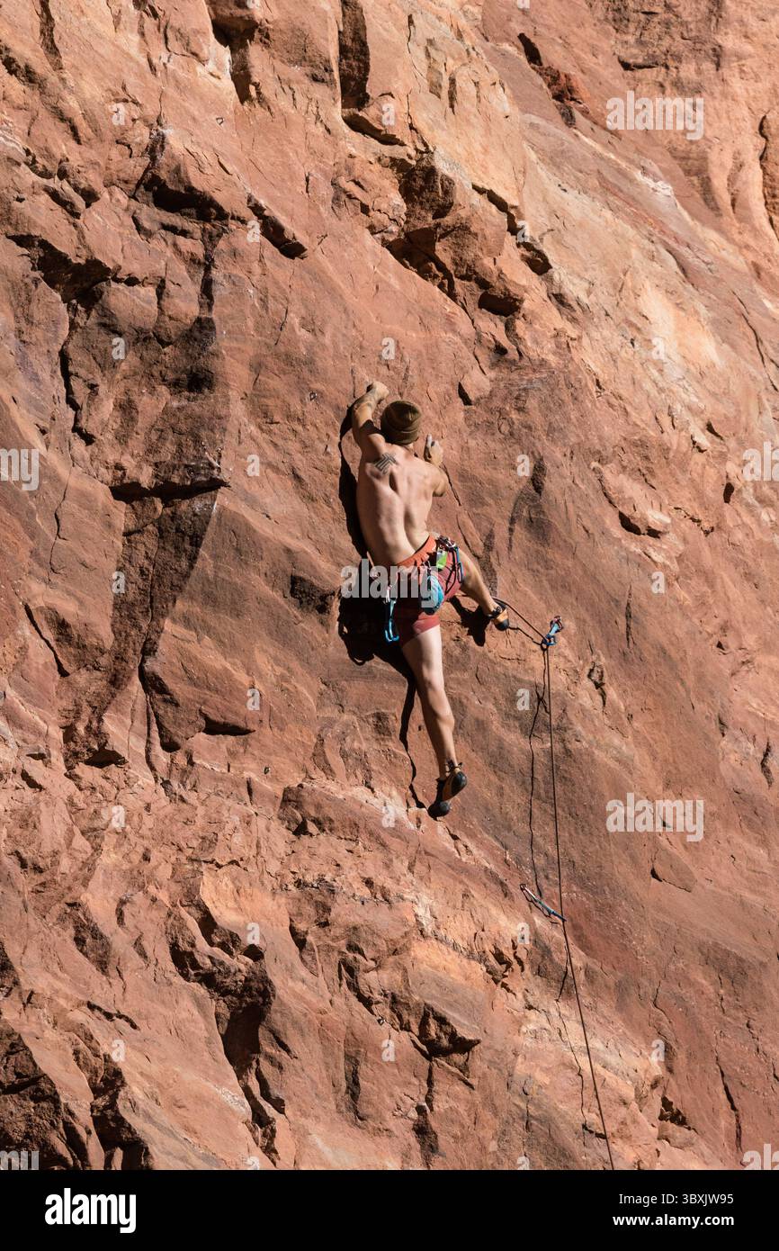 30. Oktober 2021: Moab, Utah, Vereinigte Staaten: Ein Sportkletterer bestieg die Mauer, das Theater in der Nähe von Moab, Utah. (Kreditbild: © Jon G. Fuller/VW Pics via ZUMA Press Wire) Stockfoto