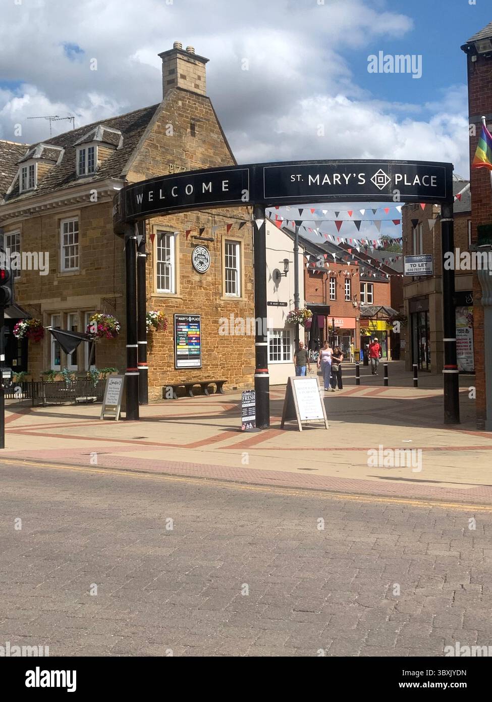 Market Harborough Northamptonshire UK Town Village Place Pub Bar Shop Geschäfte Geschäfte Geschäfte außerhalb der Feiertage Urlaub Spaziergang Pflanzen alt Naseby - Smartphone-aufgenommenes Stockfoto
