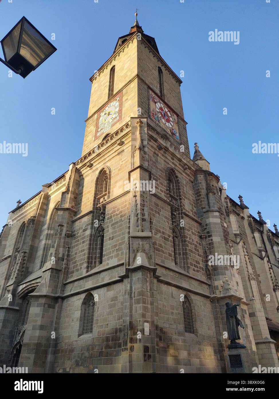 Der Schwarze Kirchturm (Rumänisch Biserica Neagră), Stadt Brașov, Rumänien - Smartphone-aufgenommenes Stockfoto