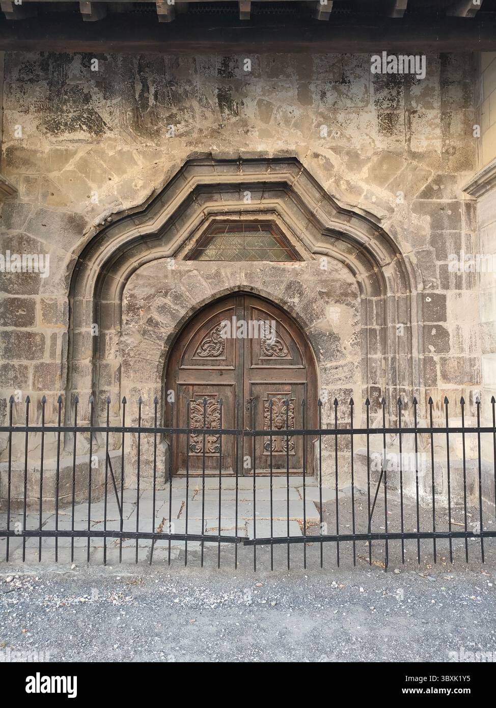 Der südliche Eingang zur Schwarzen Kirche (Rumänisch: Biserica Neagră), Stadt Brașov, Rumänien - Smartphone-aufgenommenes Stockfoto